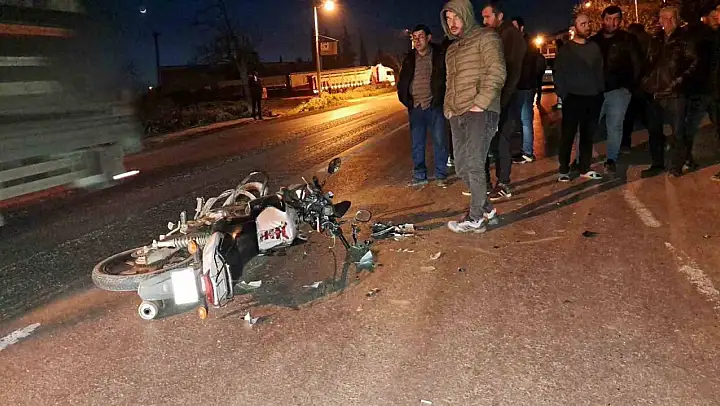 Bursa'da motosiklet otomobile çarptı: 3 yaralı
