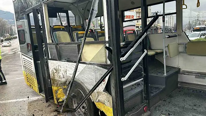 Bursa'da okul servisi otobüsle çarpıştı: 9 yaralı