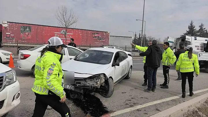 Bursa'da otomobiller çarpıştı: 2 yaralı