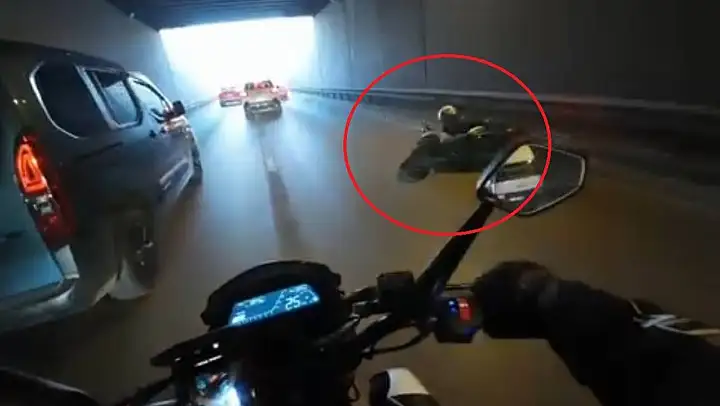 Bursa'da şerit değiştiren otomobile çarpan motosikletli böyle savruldu