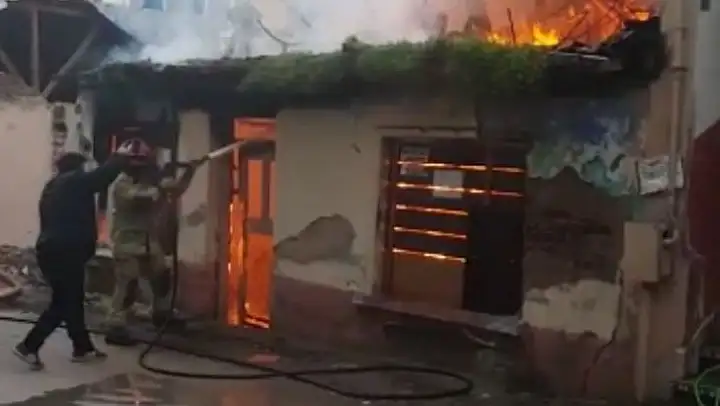 Bursa'da tek katlı ev alevlere teslim oldu