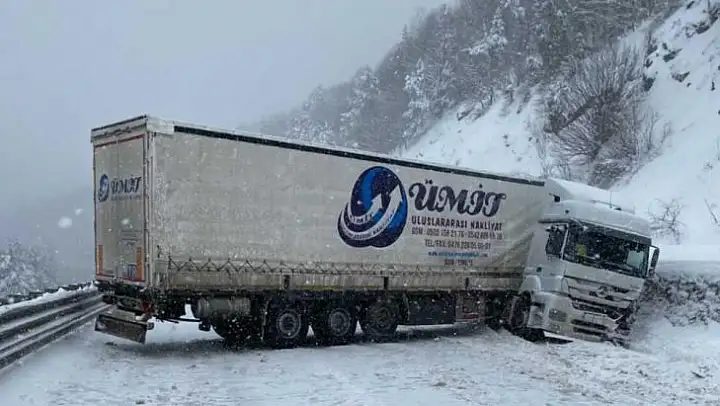 Bursa'da TIR kazası Ankara yolunu trafiğe kapattı