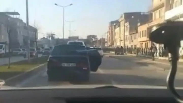 Bursa'da trafikte bantlı şekilde kapısı açık otomobili görenler gözlerine inanamadı