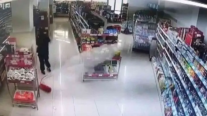 Bursa'da yangın tüpü düştü, market toz bulutuyla kaplandı