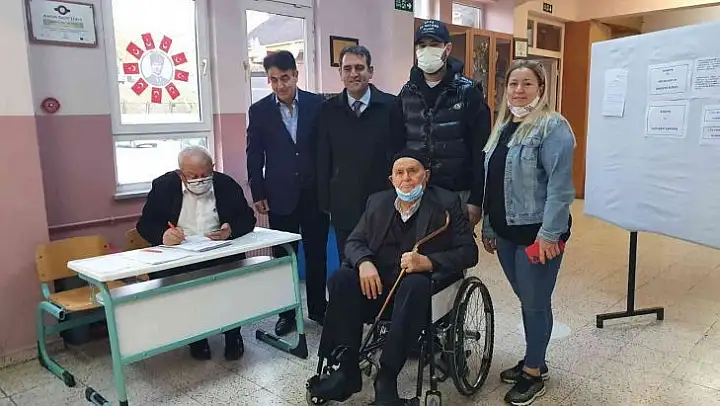 Bursa'da yaşayan hayırsever işadamı kendi yaptırdığı okulda oyunu kullandı