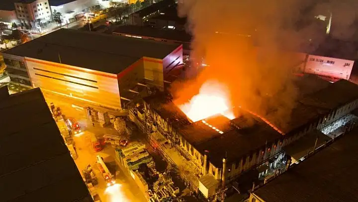 Bursa'daki kimyasal madde fabrikasındaki yangın havadan görüntülendi