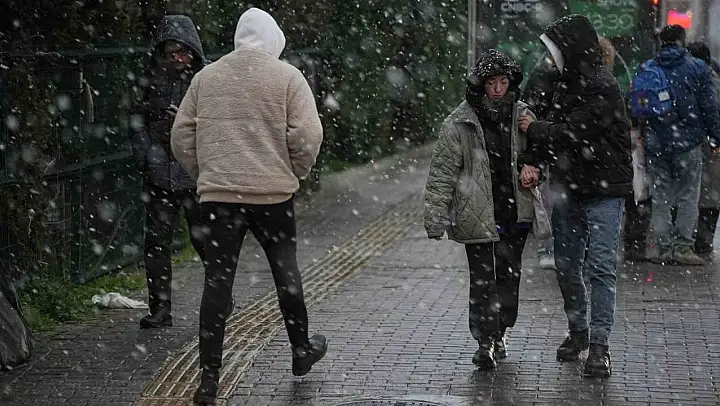 Bursa şehir merkezinde kar yağışı