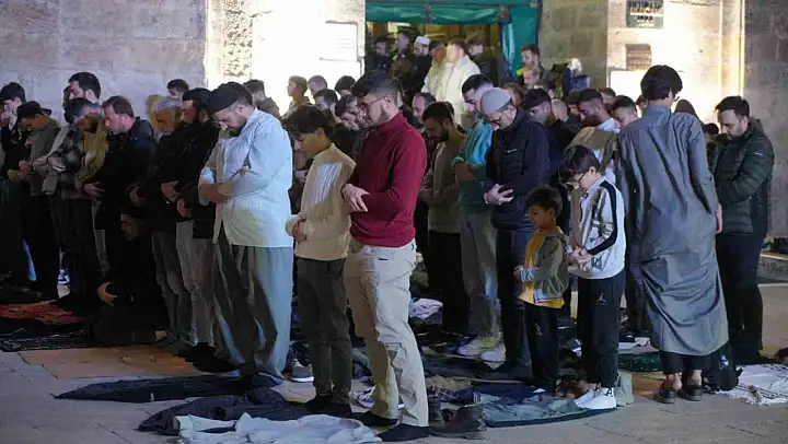 Bursalılar ilk teravih için Ulu Cami'ye koştu