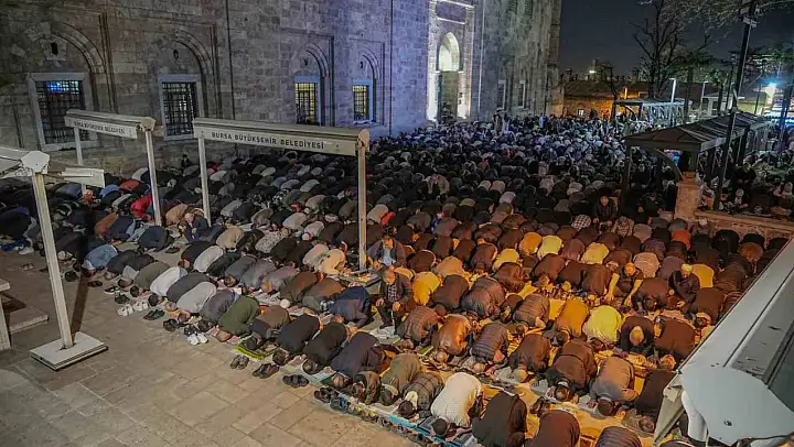 Bursalılar Kadir Gecesi'nde Ulu Cami'ye akın etti