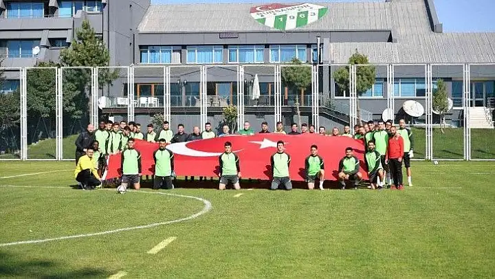 Bursaspor 3 eksik futbolcuyla çalışmalarına devam etti - 29 Ekim Cumhuriyet Bayramı kutlandı