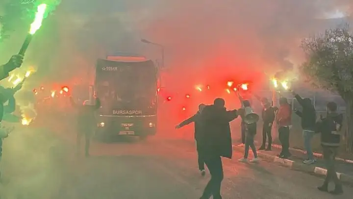 Bursaspor taraftarı, takımını meş'alelerle uğurladı