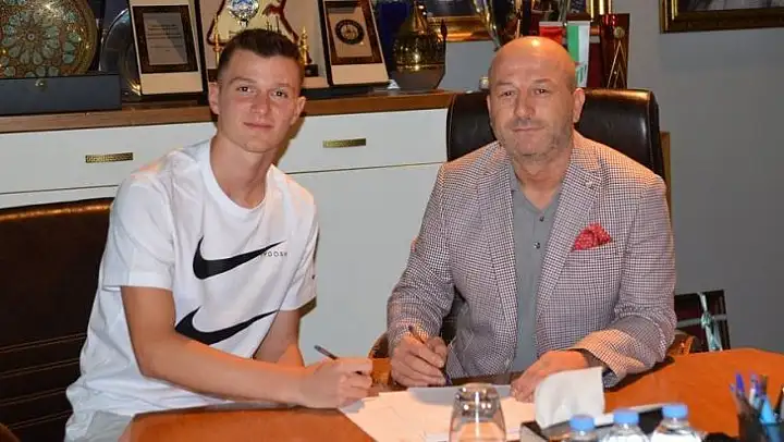 Bursaspor'un genç oyuncusu Eren Tunalı, profesyonel sözleşmeye imza attı
