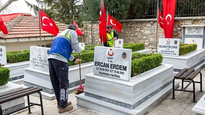Büyükşehir'den şehitliklerde titiz çalışma