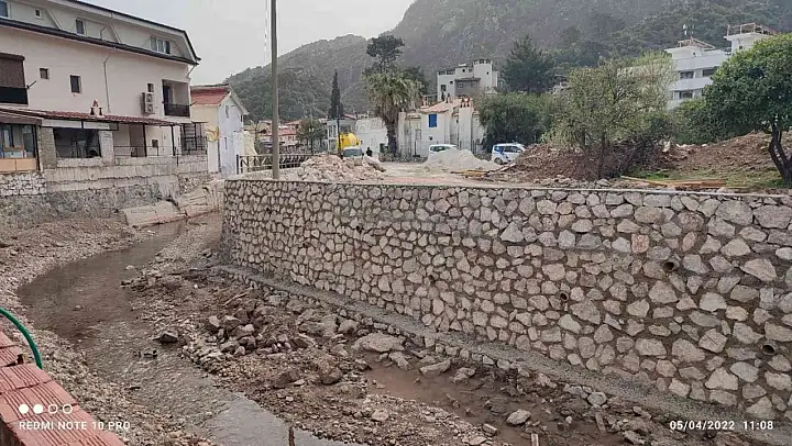 Büyükşehir Marmaris'te zarar gören dere duvarlarını tamir etti