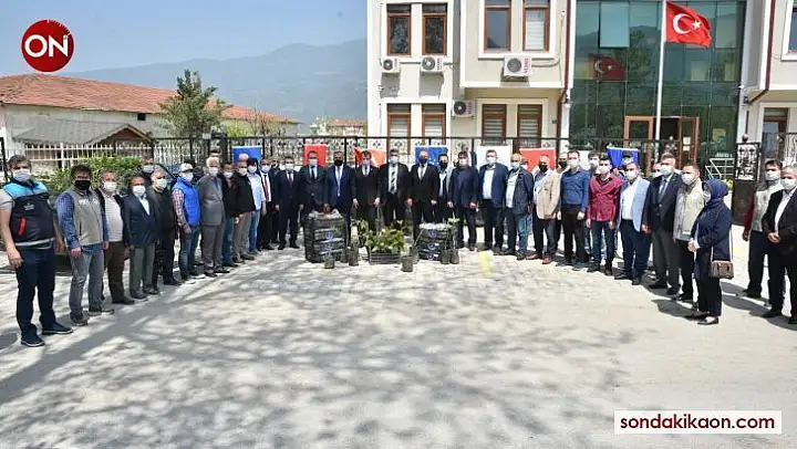 Büyükşehirden Çiftçiye fidan desteği