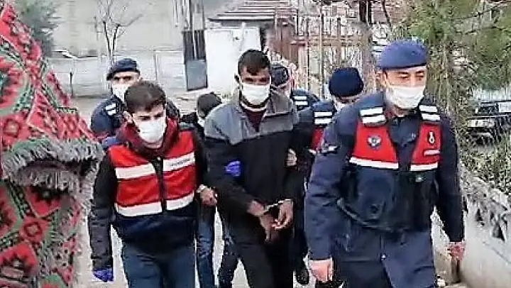 Çaldıkları tavus kuşunu yeme konusunda anlaşamayan şebekenin 2 üyesi tutuklandı