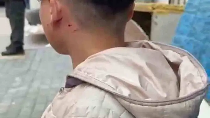 Camı tıklattığı için çocuğu darp etti