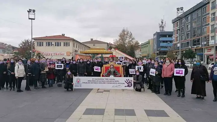 Çan'da kadına şiddete karşı yürüyüş düzenlendi