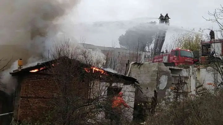 Çan'da metruk bina yandı