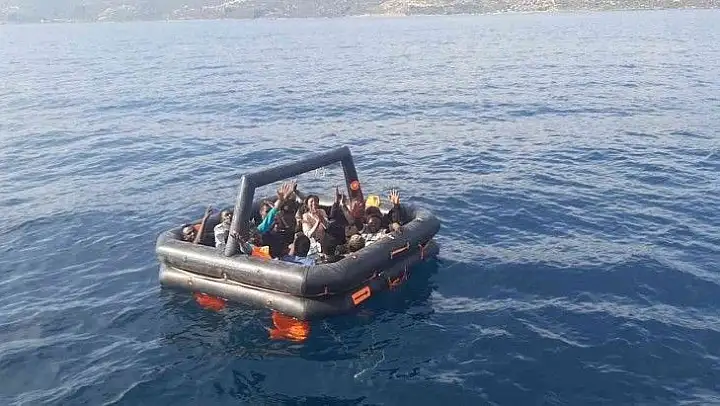 Çanakkale açıklarında 14 düzensiz göçmen yakalandı