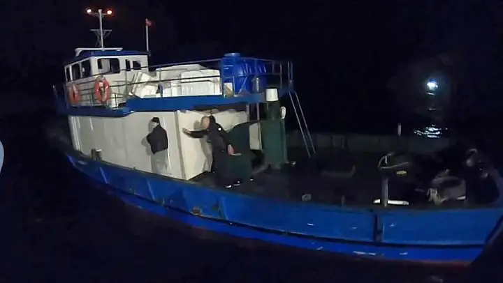 Çanakkale açıklarında 143 düzensiz göçmen ve 6 kaçakçı yakalandı