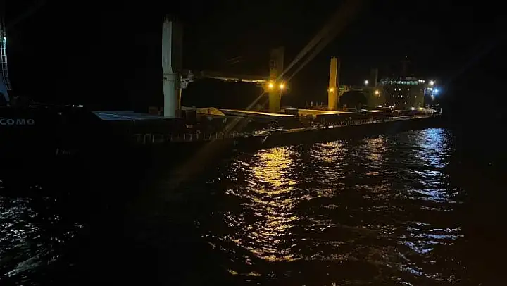 Çanakkale Boğazı'nda çarpışan gemi İzmir'e götürüldü