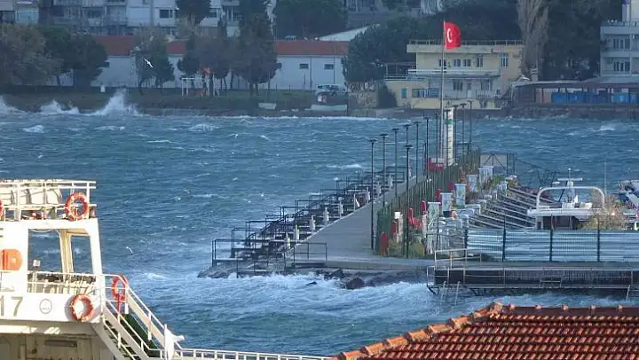 Çanakkale Boğazı'nda feribot seferleri geçici olarak durduruldu