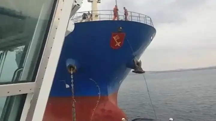 Çanakkale Boğazı'nda makine arızası veren gemi demirletildi