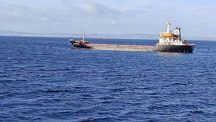 Çanakkale Boğazı'nda makine arızası yapan gemi kurtarıldı