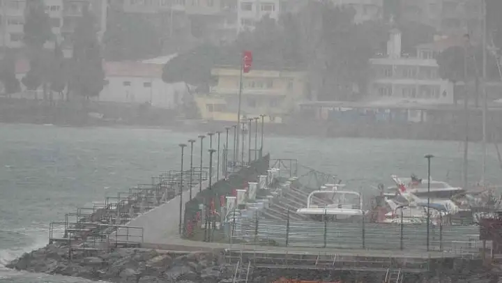 Çanakkale'de adalara 2 gündür feribot seferleri yapılamıyor