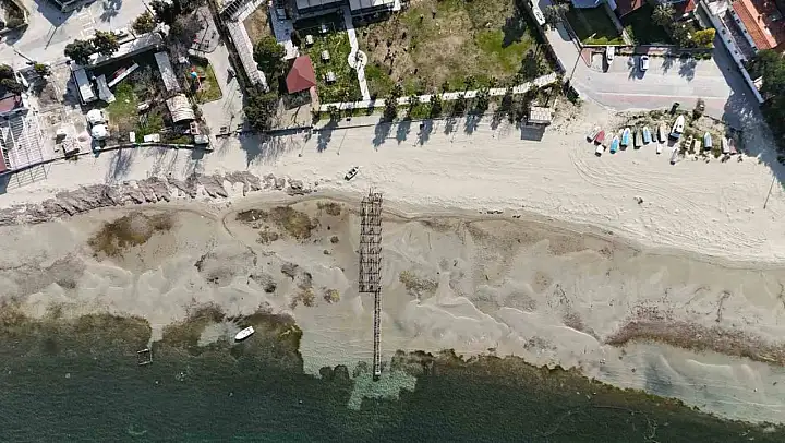 Çanakkale'de deniz 10 metre çekildi