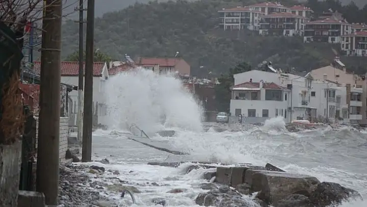 Çanakkale'de dev dalgalar evlere ulaştı