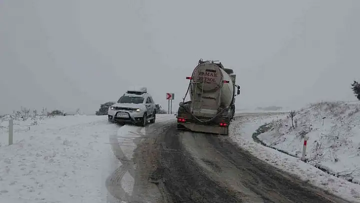 Çanakkale'de etkili olan kar yağışı sürücülere zor anlar yaşattı
