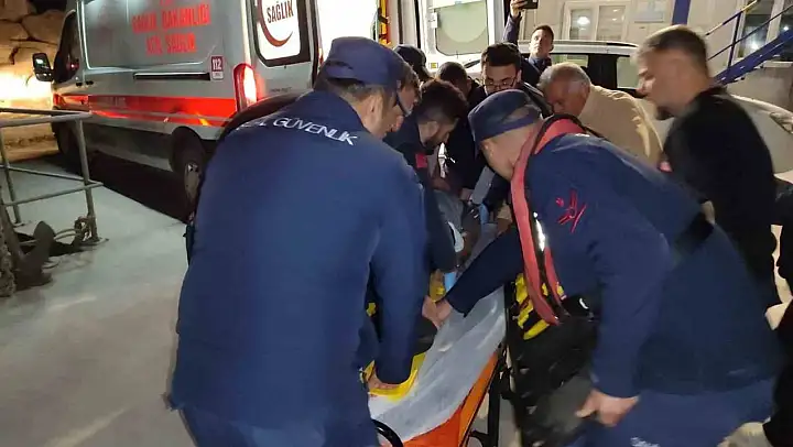 Çanakkale'de göğüs kafesi kemiği kırığı tanısı konulan hasta Sahil Güvenlik ekiplerince tahliye edildi