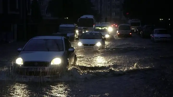 Çanakkale'de hava bir anda karardı, sokakları göle döndü