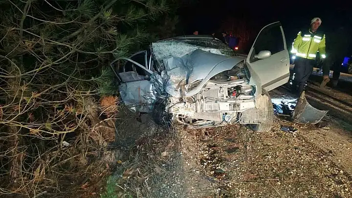 Çanakkale'de iki araç kafa kafaya çarpıştı: 1 ölü, 3 yaralı