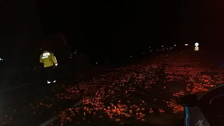 Çanakkale'de meyve yüklü kamyon yan yattı, ortalık savaş alanına döndü