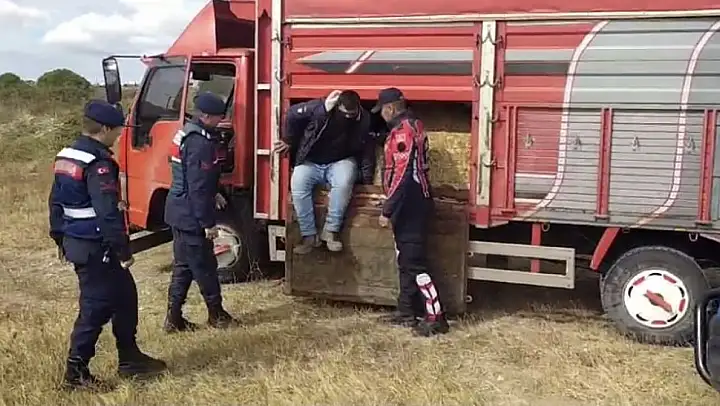 Çanakkale'de saman balyaları arasına gizlenmiş 27 kaçak göçmen yakalandı