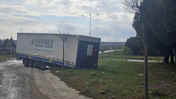 Çanakkale'de seyir halindeki tırın dorsesi çıktı