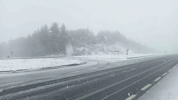 Çanakkale-İstanbul yolunda kar yağışı etkili oluyor