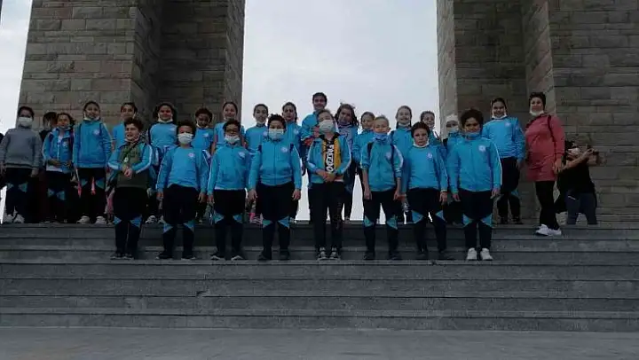 Çanlı öğrenciler Şehitler abidesini gezdi