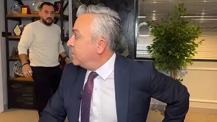 Canlı yayın esnasında depreme yakalandı