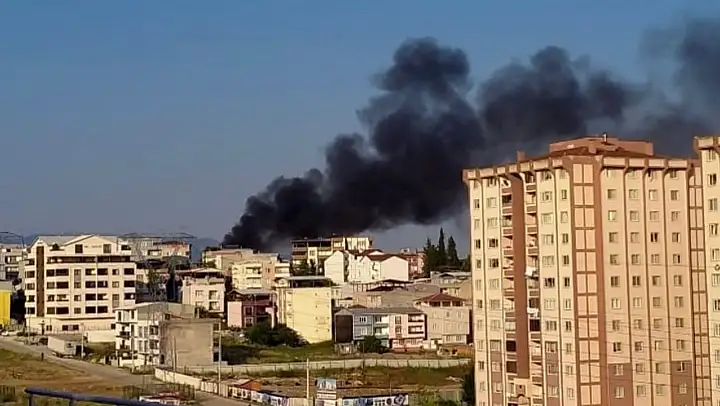 Çatı alev alev yandı, mahallelinin izlemesi dikkatlerden kaçmadı