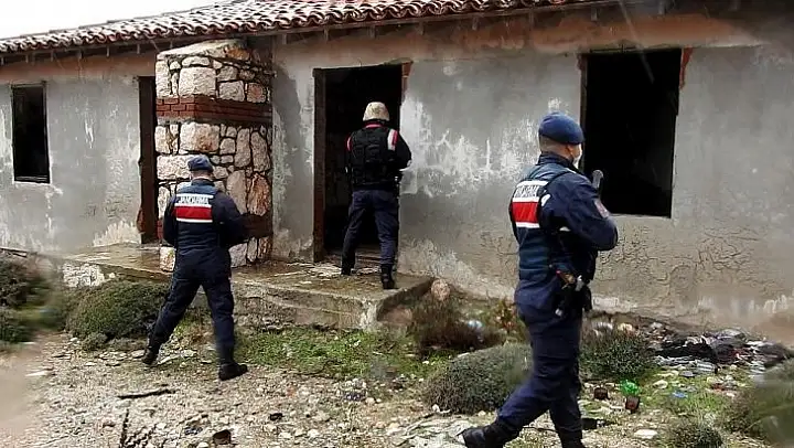 Çeşme'de jandarma yasa dışı geçişe engel olmak için metruk binaları didik didik aradı