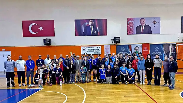 Çeşme Kaymakamlık Voleybol Turnuvası'nda şampiyon Sağlık Spor
