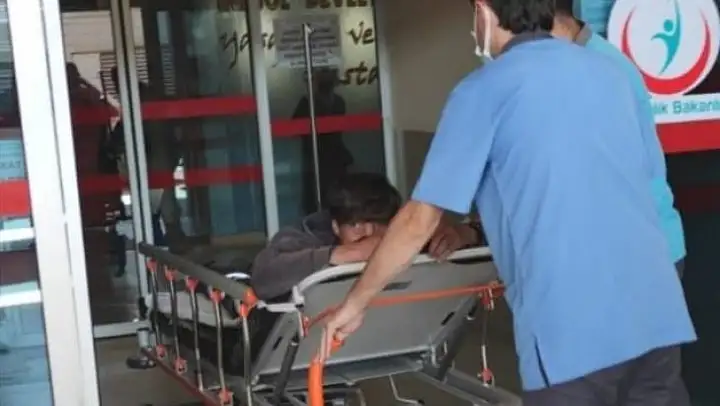 Ceviz ağacından çapa makinesinin üzerine düşen adam ağır yaralandı