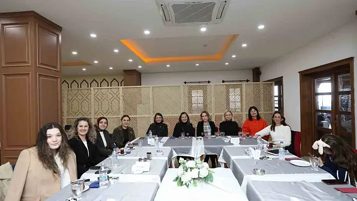 CHP'li belediye başkanlarının eşleri 'Ortak akıl' için buluştu