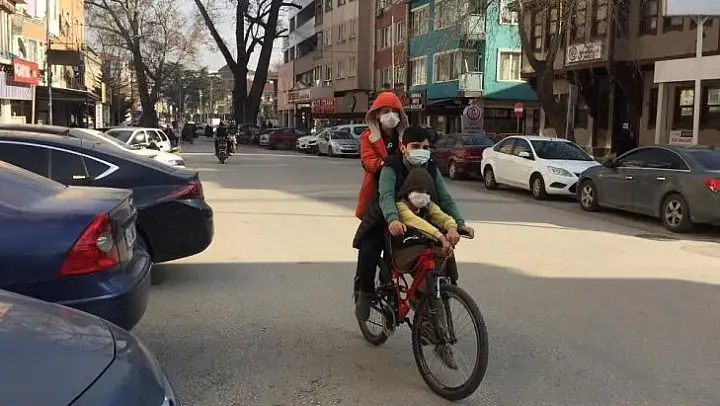 Çocukların tehlikeli bisiklet yolculuğu kameraya takıldı