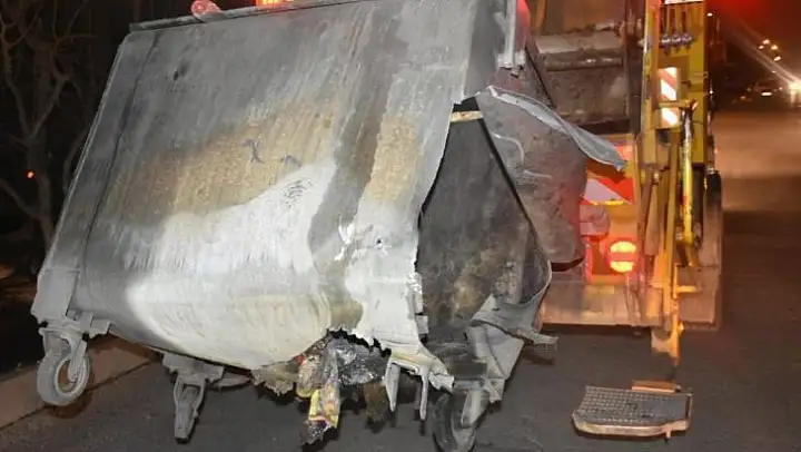 Çöp tenekesi bomba gibi patladı