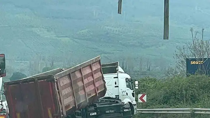 Damperi açılan tır üst geçide çarptı